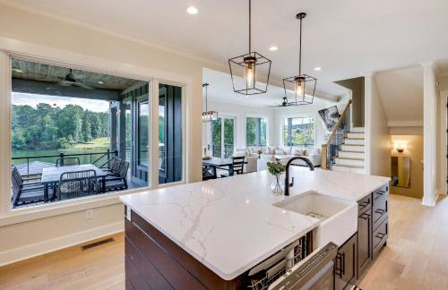 Dock and Views Spacious Lake Sinclair Retreat - Foto 4