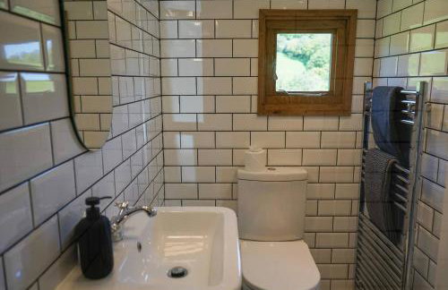 Escape to an Idyllic Countryside Couple's Retreat - Photo 26