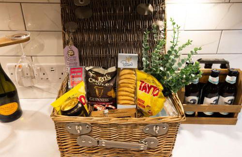 The Secret Garden, Donaghadee - The Hideaway - Stylish 5-Beds, and Lavish 3-Bedrooms - Guests 7 - Super Fast Speed Wi-FI - Foto 43