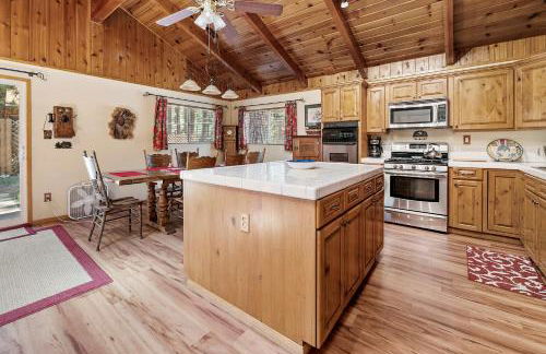 Catalina Retreat -Cozy mountain home in a tree filled neighborhood, plenty of games and a hot tub! - Foto 28