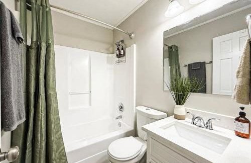 King Bed! Soaking tub! Fenced Yard w Screen Patio - Foto 42