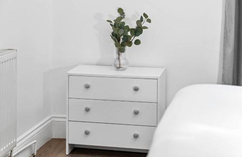 Modern 6-Bedroom Home - Sleeps 12 - Parking - Garden 568P - Foto 45