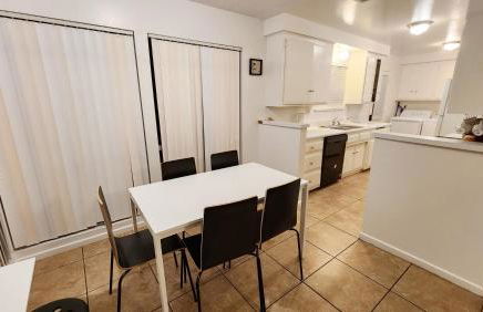 Centrally Located, 4x Queen, 300 MBPS Internet with Backyard! - Foto 9