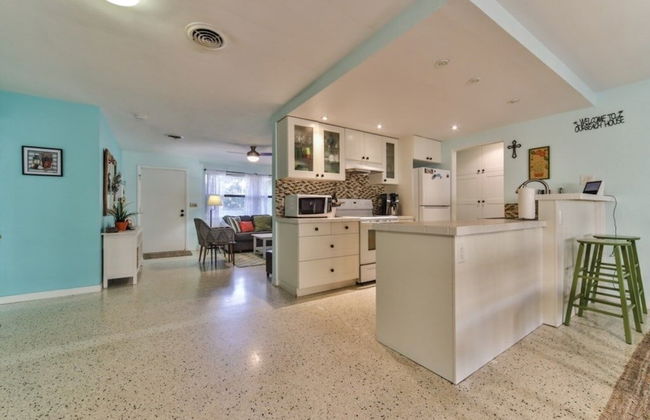 Amazing Pet Friendly 3 Bed House - Heated Pool 3 Bedroom Home by RedAwning - Foto 11