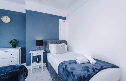 Classic 4 Bedroom House in Wirral with WiFi & Parking Sleeps 9 by PureStay - Foto 3