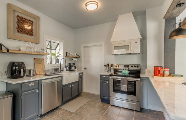 2BR Stylish Retreat in Midtown - Photo 11