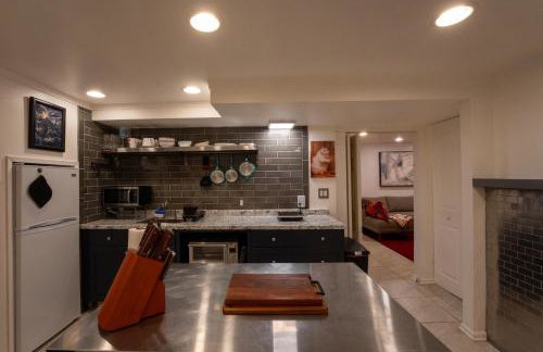 Spacious furnished in-law apartment with private deck and patio close to Light Rail - Foto 6