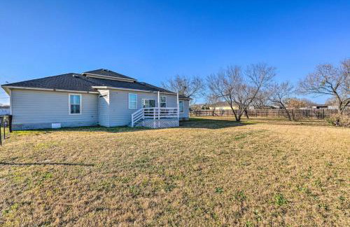 Peaceful Atascosa Home with Balcony and Deck! - Foto 32