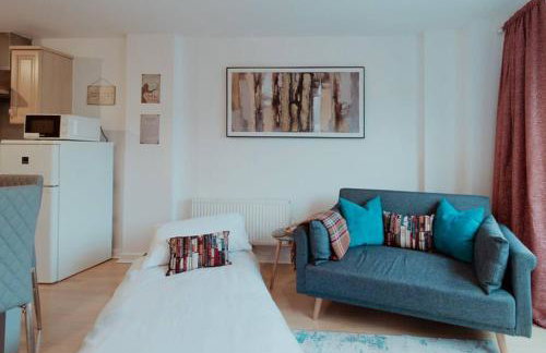 The Diickens Den - Rochester 1BR Flat - Sleeps 4 with Parking - Contractor - Friendly and Ideal for Long Stays - Foto 13