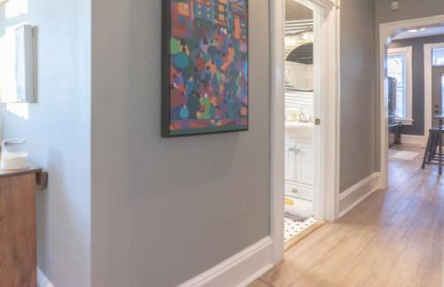 2BR with Workspaces & Deck ABODEbucks - Foto 20