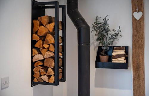 Bramble Cottage - Cosy 2 Bed With Deluxe HOT TUB & Log Burner - Photo 28