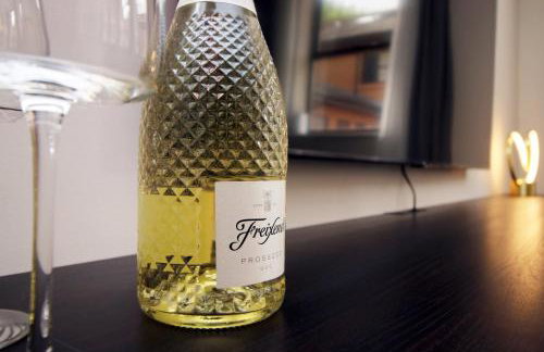 Elegant 2BR w/ Pool Table in Prime Location - Foto 12