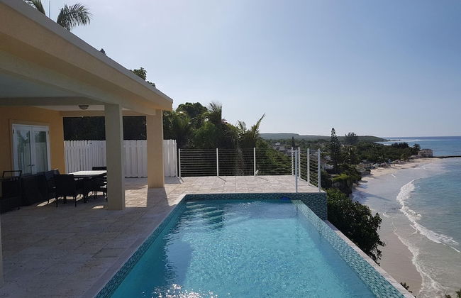 Je Suis Jamaica - 4 B R Beachfront Villa w Staff - Photo 50