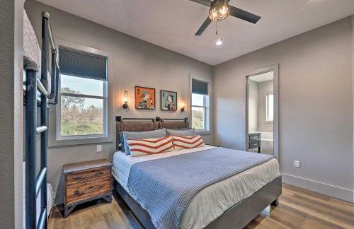 Lavish Riverfront Escape with Gas Grill! - Foto 15