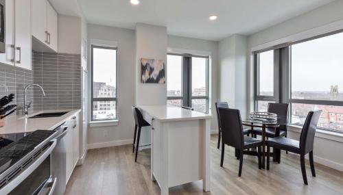 Spacious Apt Downtown - Photo 5