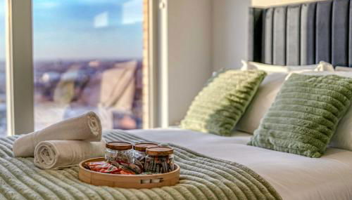 2-BR Flat - City & Town Centre View -1 Minute to Train & Tram Station - Sleeps 5 - Foto 3