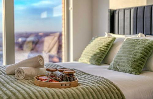 2-BR Flat - City & Town Centre View -1 Minute to Train & Tram Station - Sleeps 5 - Foto 3