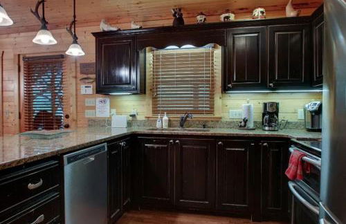 Astounding River View - Outdoor Hot Tub, Volleyball Net, Game Room + More! - Foto 15