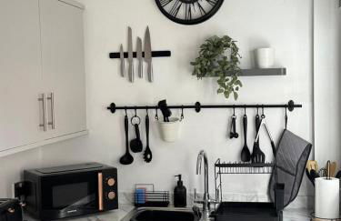 Stylish 3-Bedroom Home, Patio & High-Speed Wi-Fi - Foto 6