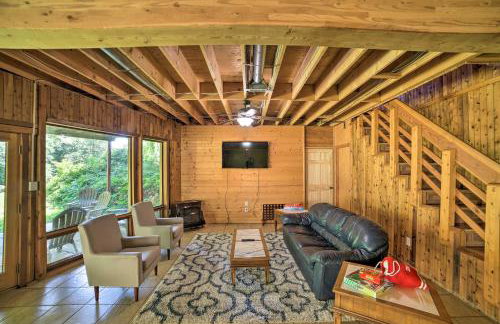 Grand Escape w/ Deck, Game Room, Nature View! - Foto 10