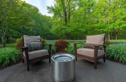 Fireside Retreat Hot Tub, Game Area, Fire Pit & Mountaintop Views! - Foto 6