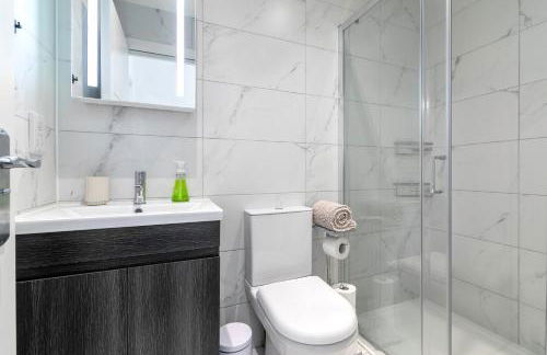 Modern Flat with Parking, 5 Mins to Tube - Photo 11