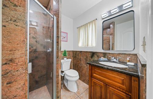 Entire Private Home with 4 Bedrooms 2 Bathrooms, Hot Tub, King Bed, 80 TV, Gated Yard, Ranch Style, Available Now - Foto 36