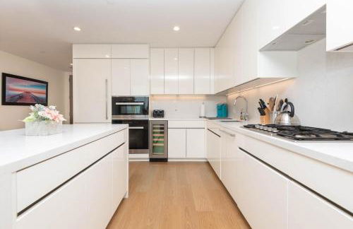 Snug 3BR HighRise with Pool, Spa & Rooftop Views - Foto 35