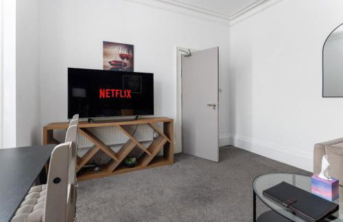 Flatzy - Sleeps 16 Near Football Ground & Ping Pong Table - Foto 21