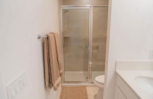 Brand New Designer Home - 5 minutes from East Port - Foto 9