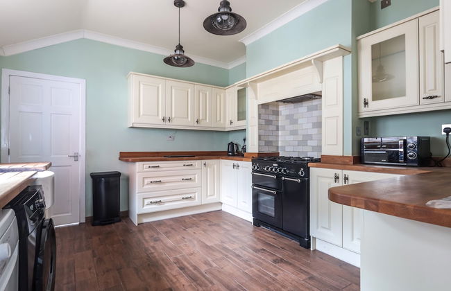 Spacious 4 Bed House in Birmingham, Suitable for Contractors - Photo 24