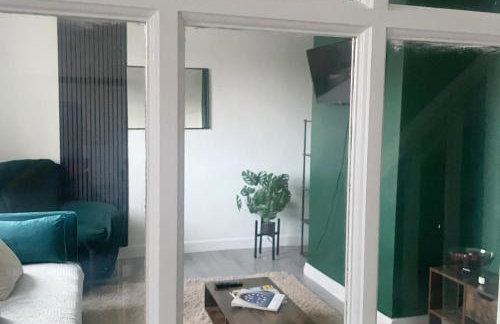 Business & Family Friendly 6 Bed Stay with Garden - Free Parking - Fast Wi-Fi and workspace - London & Essex Links - Photo 9