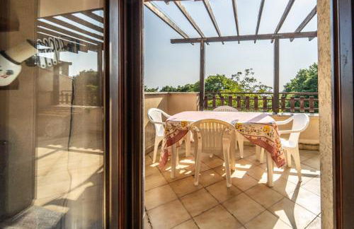 GuestHost - Visogliano Roomy Apt w Terrace near the Station - Foto 1