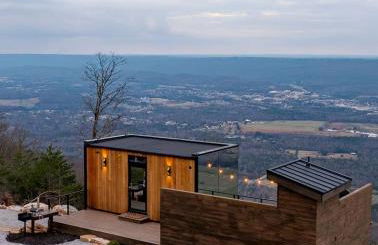 Stunning Mirrored Glass Cabin with Hot Tub & Sauna near Lookout Mountain, Dade County, GA - Foto 1
