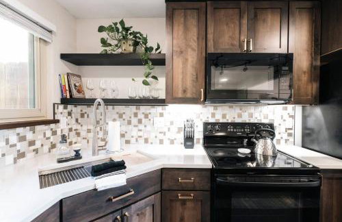 Quiet Creekside Walk to Downtown - Foto 9