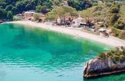 Kamari Beach guest house - Photo 9