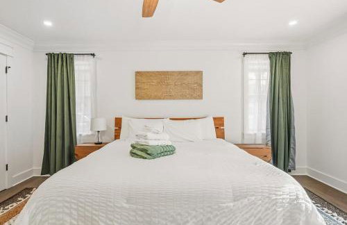 Boho Retreat with 2 Masters and Plenty of Space - Foto 25