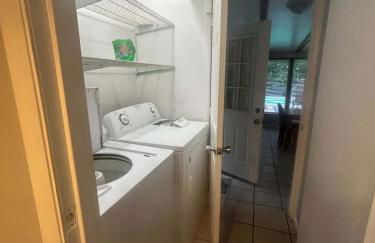 Private Pool & Yard Mins to Dining & University - Foto 56