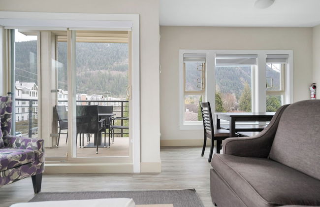 Rooftop Paradise Luxe 2BR Lake Views - Photo 21