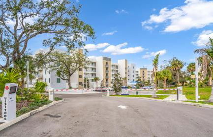 Waterside Retreat: Modern 2BR, Mins to Beach & Apt - Photo 37