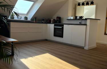 Zentrale Lage, kostenlos Parken, ideal für Pendler, Kinder und Haustiere willkommen!! - Photo 5