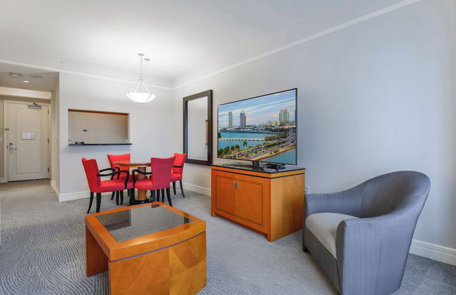 Luxury Condos at Four Seasons - Foto 18