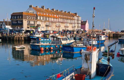 No 3, apartment in the heart of Bridport, Dorset - Photo 32
