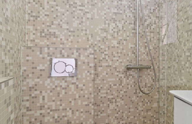 Modern Apt Old Town w Panoramic View ID4 - Photo 20