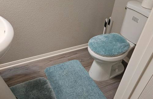 This cute 3 bedroom 2 and half bath is cozy - Photo 2