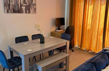 Three-bedroom modern family home by the pond with free parking - Photo 8