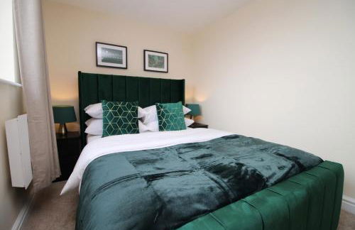 LUXURY 4 Bedroom 4 Ensuite Home in Penarth (Pool Table Games Room & BBQ Garden) with Sea Views - Photo 8