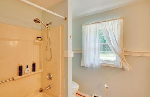 Cozy Pittsfield Gem with Deck, Gazebo and Fireplace - Foto 24