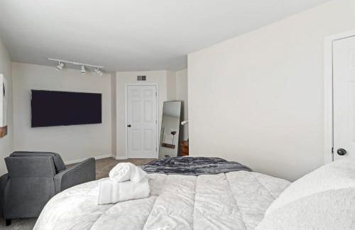 New Renovated 5BD Home with Hot Tub Sauna & Game Rm - Foto 17