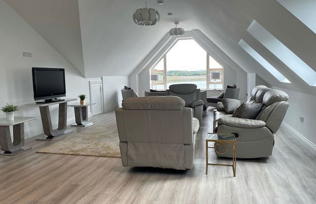 Luxury Waterfront Apartment - Photo 12